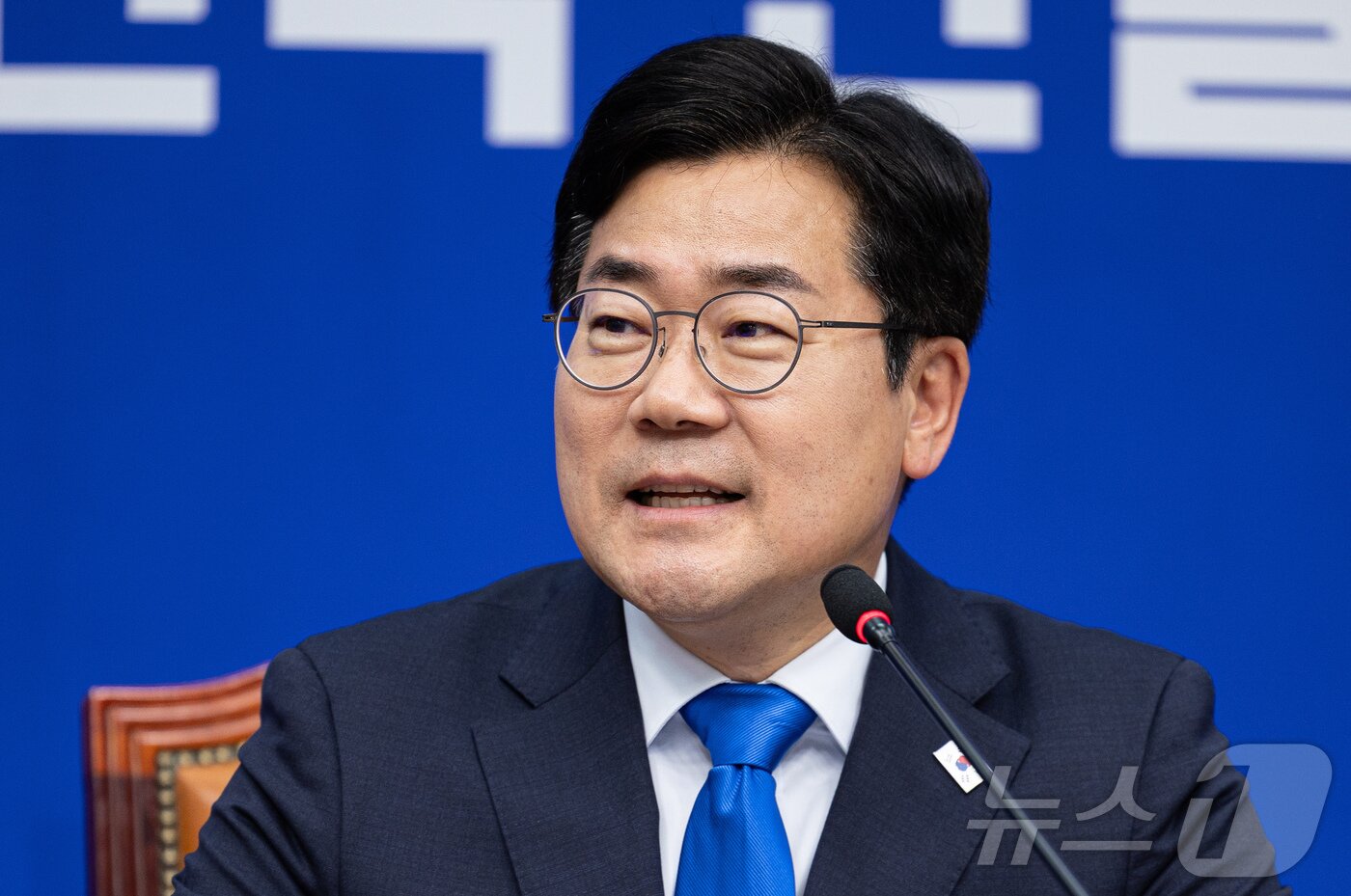 본문 이미지 - 박찬대 더불어민주당 대표 직무대행 겸 원내대표가 13일 오전 서울 여의도 국회에서 열린 최고위원회의에서 발언을 하고 있다. 2025.6.13/뉴스1 ⓒ News1 이재명 기자