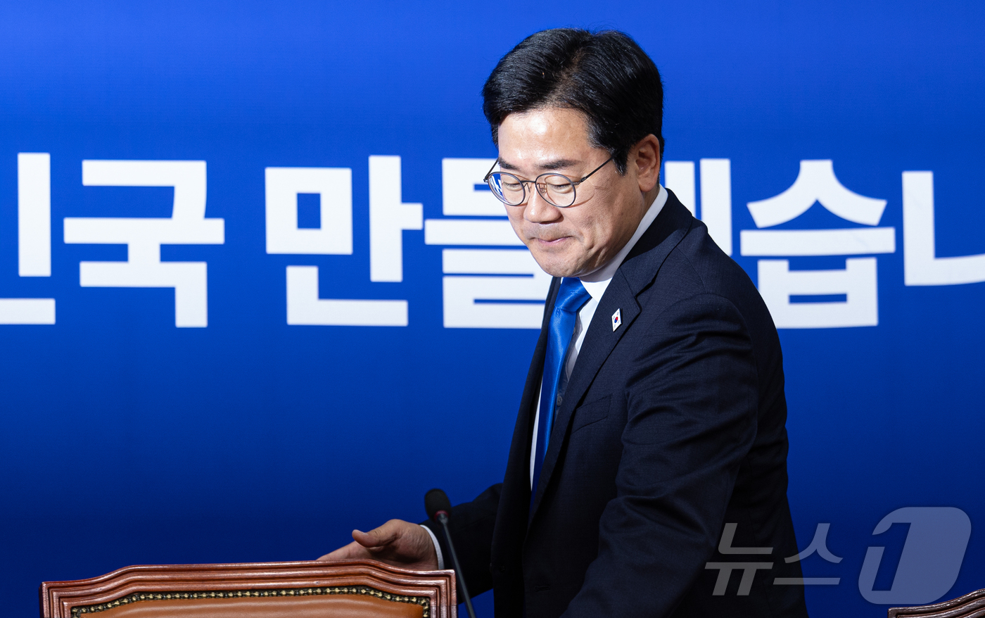 (서울=뉴스1) 이재명 기자 = 박찬대 더불어민주당 대표 직무대행 겸 원내대표가 13일 오전 서울 여의도 국회에서 열린 최고위원회의에 참석하고 있다. 2025.6.13/뉴스1