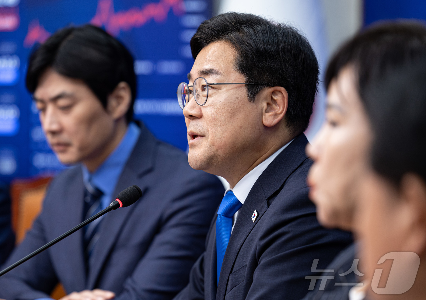 (서울=뉴스1) 이재명 기자 = 박찬대 더불어민주당 대표 직무대행 겸 원내대표가 13일 오전 서울 여의도 국회에서 열린 최고위원회의에서 발언을 하고 있다. 2025.6.13/뉴스1 …