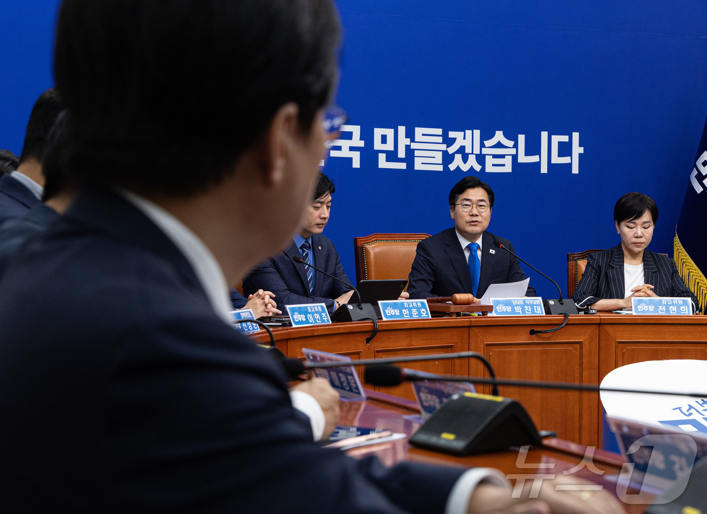 (서울=뉴스1) 이재명 기자 = 박찬대 더불어민주당 대표 직무대행 겸 원내대표가 13일 오전 서울 여의도 국회에서 열린 최고위원회의에서 발언을 하고 있다. 2025.6.13/뉴스1 …