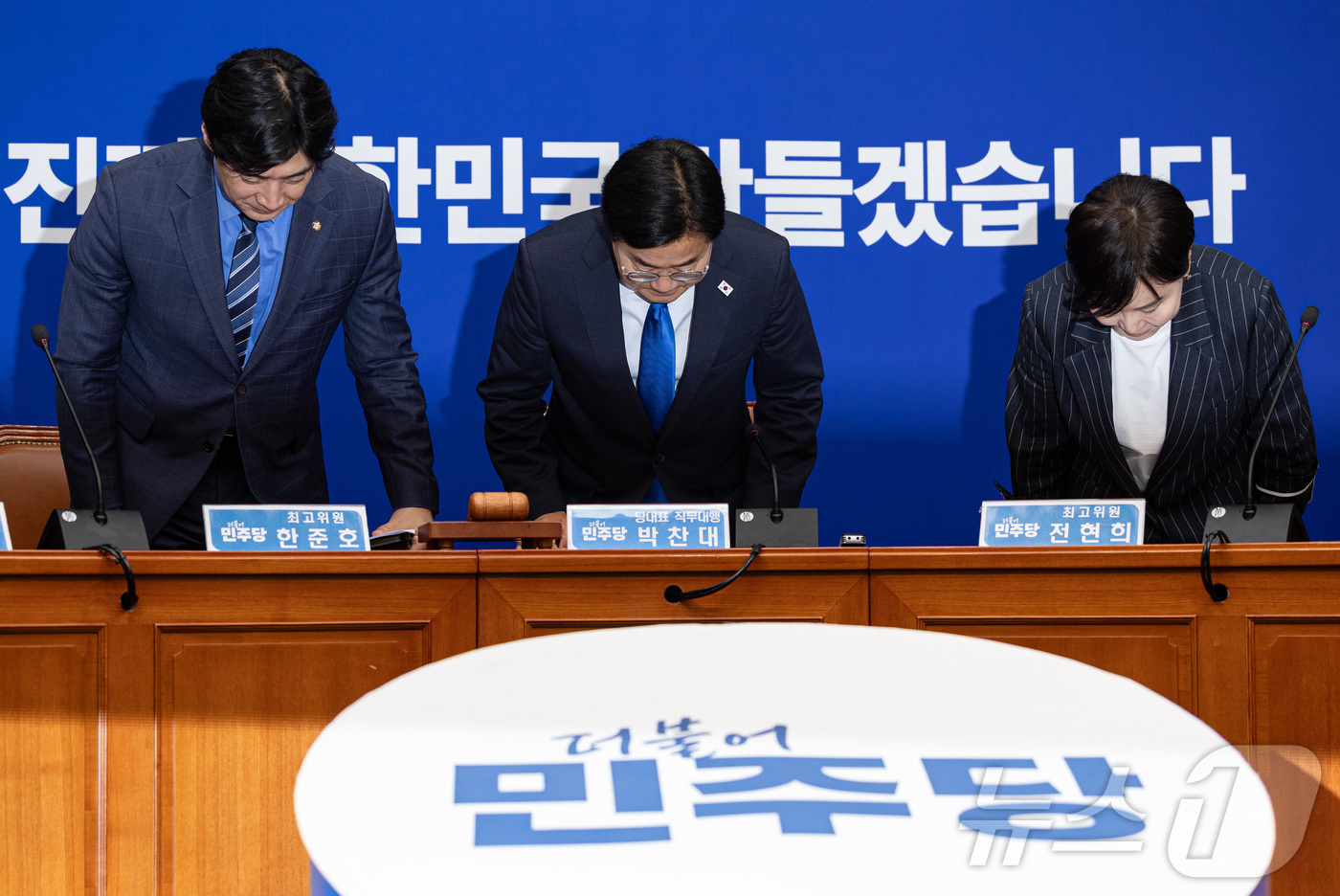 (서울=뉴스1) 이재명 기자 = 박찬대 더불어민주당 대표 직무대행 겸 원내대표가 13일 오전 서울 여의도 국회에서 열린 최고위원회의에서 인사하고 있다. 2025.6.13/뉴스1