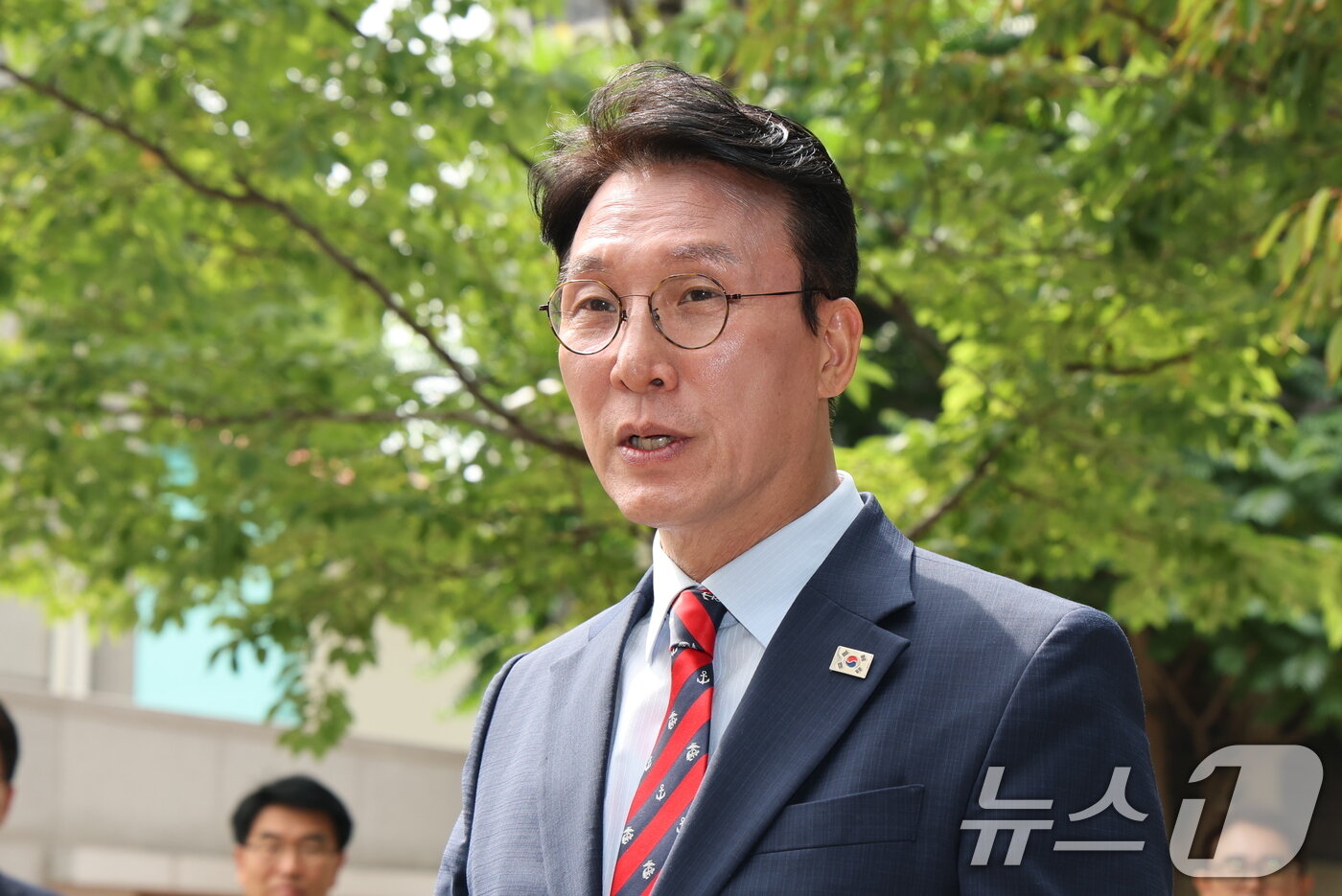 본문 이미지 - 김민석 국무총리 후보자가 13일 오전 서울 종로구 통의동 금융감독원 연수원에 마련된 인사청문회 준비 사무실로 출근을 하고 있다. 2025.6.13. ⓒ 뉴스1 임세영 기자