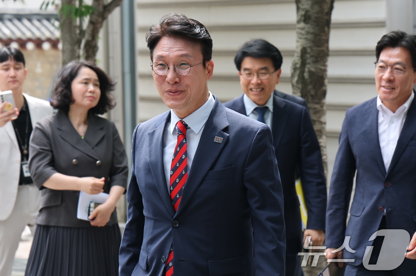 (서울=뉴스1) 임세영 기자 = 김민석 국무총리 후보자가 13일 오전 서울 종로구 통의동 금융감독원 연수원에 마련된 인사청문회 준비 사무실로 출근을 하고 있다. 2025.6.13. …