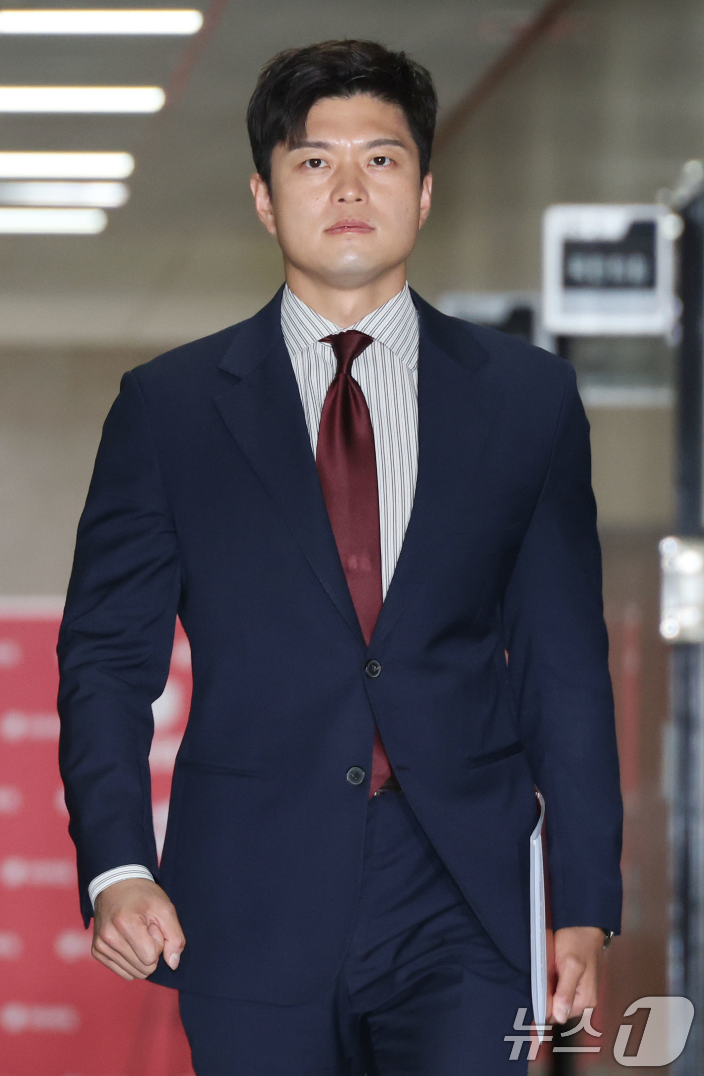 (서울=뉴스1) 이광호 기자 = 김용태 국민의힘 비상대책위원장이 13일 오전 서울 여의도 국회에서 수원지법 대북송금재판 관련 현안 입장발표 기자회견을 하기 위해 이동하고 있다. …