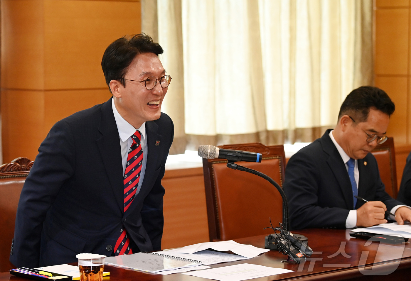 (서울=뉴스1) 임세영 기자 = 김민석 국무총리 후보자가 13일 오전 서울 종로구 통의동 금융감독연수원에 마련된 청문회 준비단 사무실에서 식품, 외식 업계 관계자들이 참석한 가운데 …