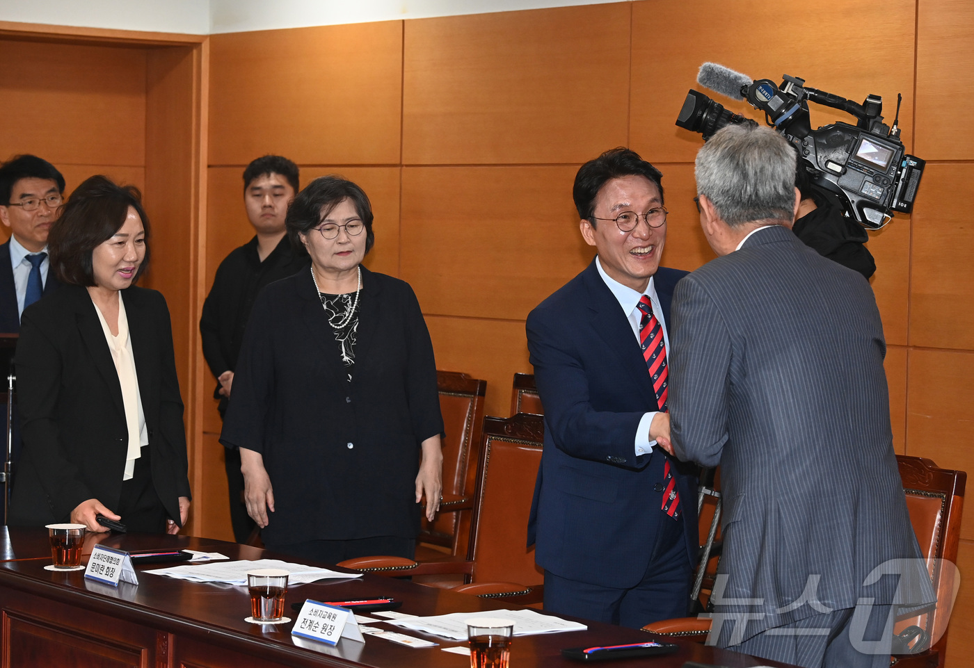 (서울=뉴스1) 임세영 기자 = 김민석 국무총리 후보자가 13일 오전 서울 종로구 통의동 금융감독연수원에 마련된 청문회 준비단 사무실에서 열린 '밥상물가 안정을 위한 경청 간담회' …