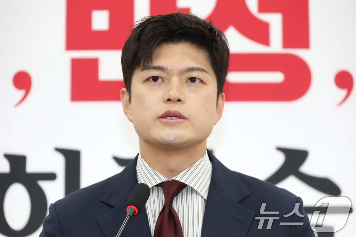 (서울=뉴스1) 이광호 기자 = 김용태 국민의힘 비상대책위원장이 13일 오전 서울 여의도 국회에서 수원지법 대북송금재판 관련 현안 입장발표 기자회견을 하고 있다.  2025.6.1 …