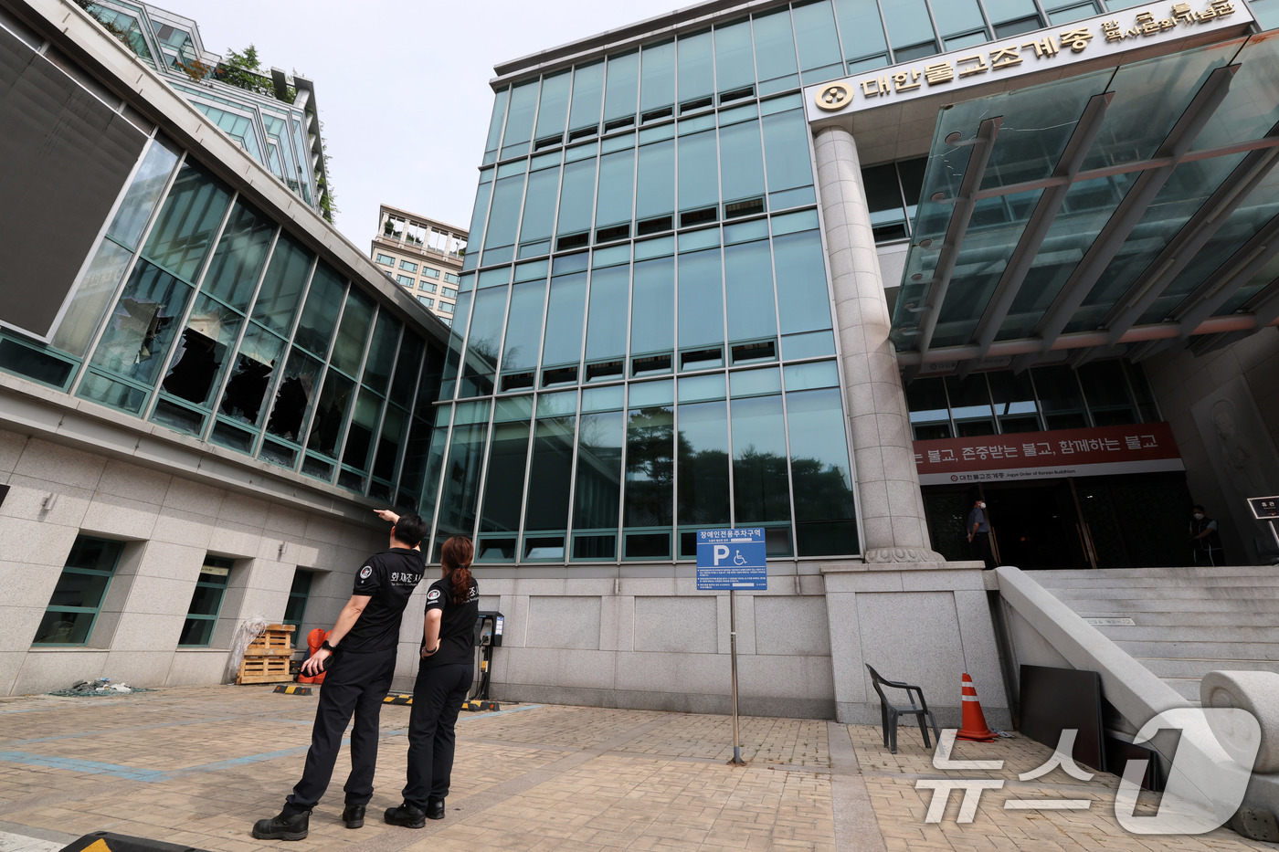 (서울=뉴스1) 박세연 기자 = 소방 화재 합동감식반이 13일 서울 종로구 조계사 한국불교역사문화기념관 화재 현장에서 합동감식을 하고 있다.지난 10일 오전 10시 22분쯤 기념관 …