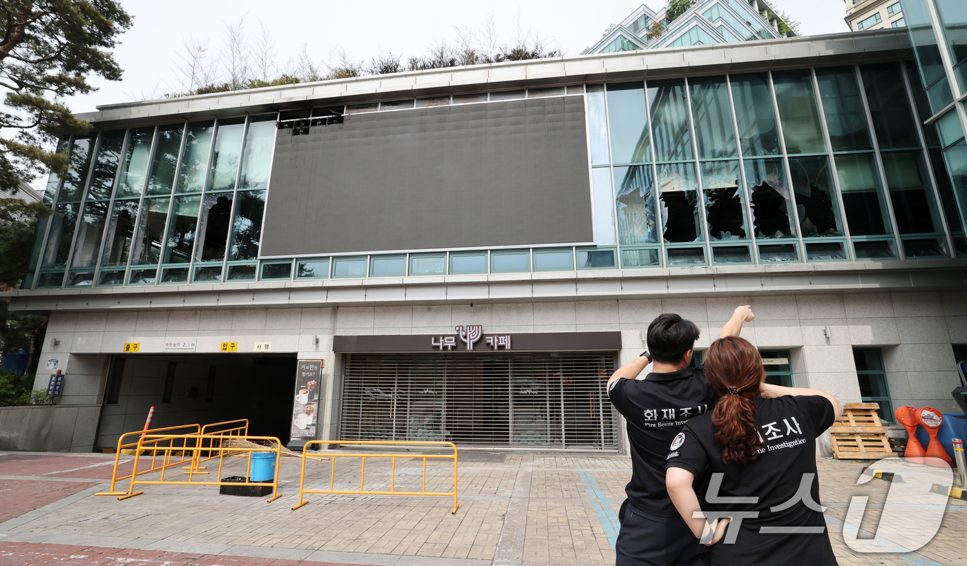 (서울=뉴스1) 박세연 기자 = 소방 화재 합동감식반이 13일 서울 종로구 조계사 한국불교역사문화기념관 화재 현장에서 합동감식을 하고 있다.지난 10일 오전 10시 22분쯤 기념관 …