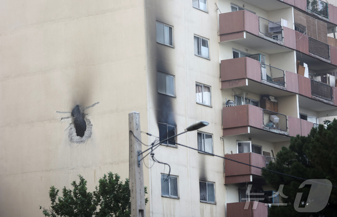 (테헤란 로이터=뉴스1) 최종일 선임기자 = 이스라엘이 13일(현지시간) 새벽, 이란 핵프로그램 및 군사 시설에 선제 타격을 벌인 가운데 테헤란의 한 건물 벽에 구멍이 생겼다. 2 …