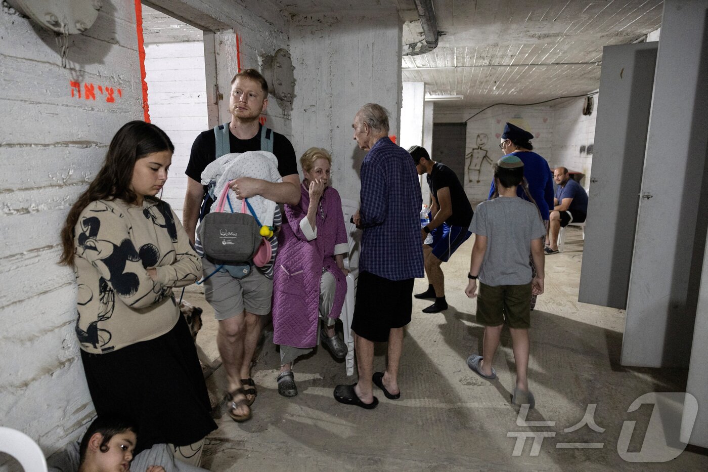 본문 이미지 - 이스라엘이 13일&#40;현지시간&#41; 새벽, 이란 핵프로그램 및 군사 시설에 선제 타격을 벌인 가운데 텔아비브 주민들이 방공호에 대피해 있다. 2025.06.13 ⓒ 로이터=뉴스1 ⓒ News1 최종일 선임기자