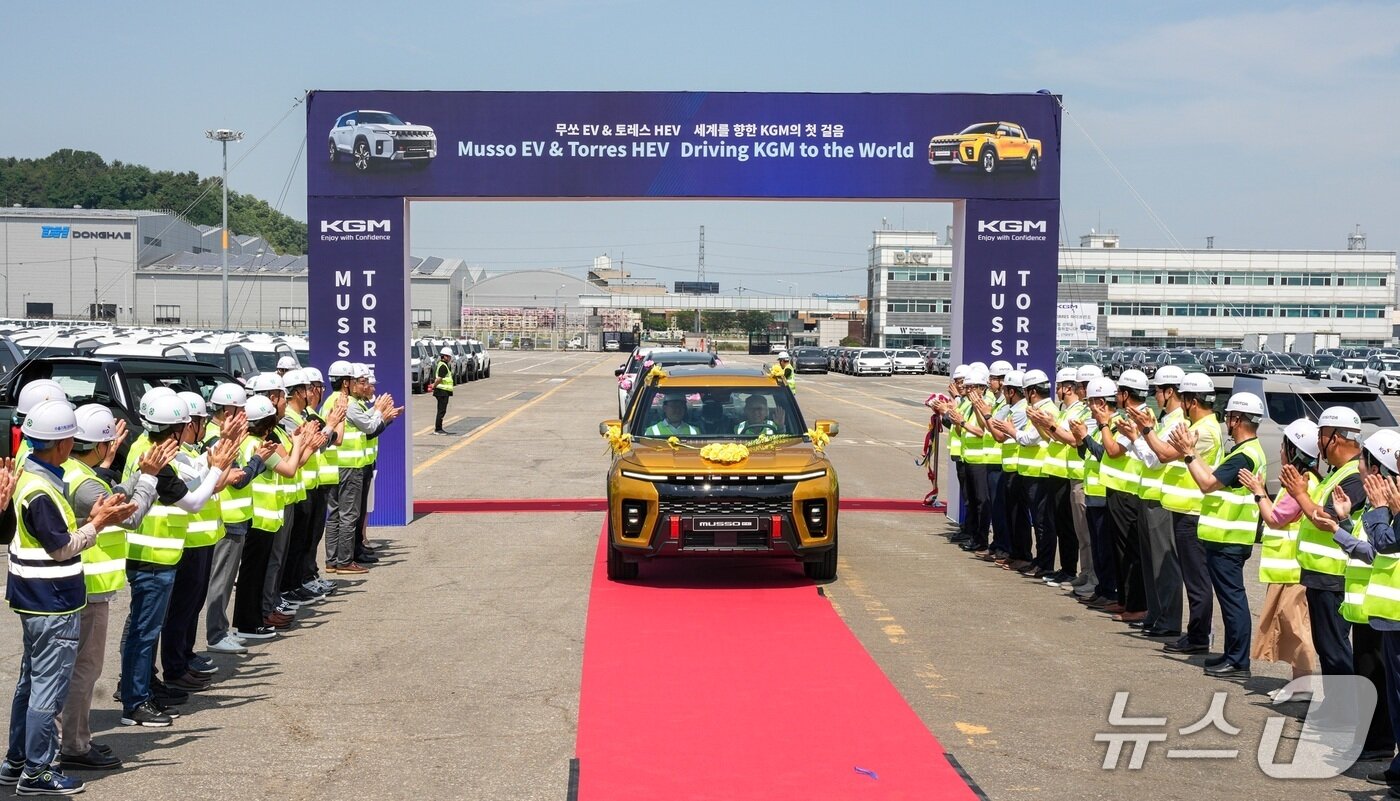 본문 이미지 - 곽재선 KG그룹 회장이 11일 경기 평택 국제자동차부두에서 개최된 무쏘 EV·토레스 하이브리드 수출 선적 기념식에서 무쏘 EV 수출 차량을 직접 운전해 자동차 운반선까지 이동하고 있다&#40;KG모빌리티 제공&#41;. 2025.06.11.