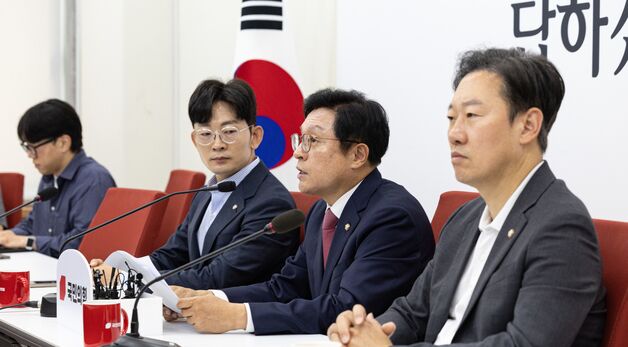 현안 관련 기자간담회 발언하는 박형수