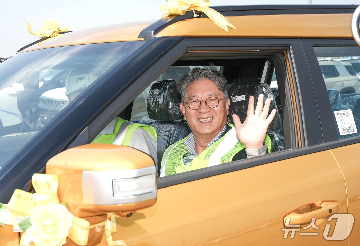 본문 이미지 - 곽재선 KG그룹 회장이 11일 경기 평택 국제자동차부두에서 개최된 무쏘 EV·토레스 하이브리드 수출 선적 기념식에서 무쏘 EV 수출 차량을 직접 운전해 자동차 운반선까지 이동하고 있다&#40;KG모빌리티 제공&#41;. 2025.06.11.