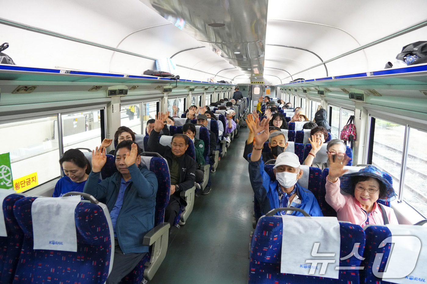 (광주=뉴스1) 박준배 기자 = 13일 오전 광주 남구 효천역에서 '2025 광주평화열차 1980 트레인' 탑승객들이 손을 흔들고 있다.(광주시 제공. 재판매 및 DB 금지) 20 …