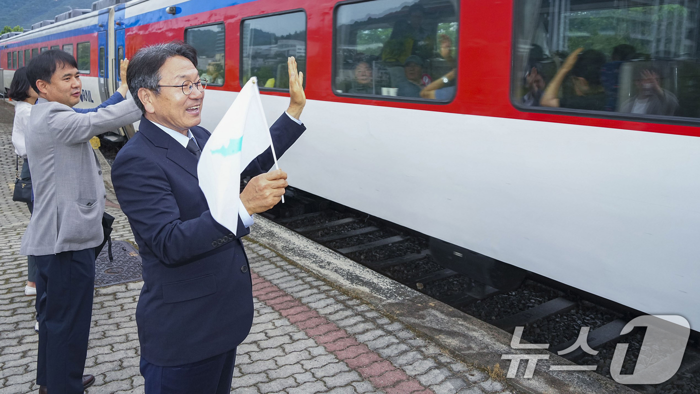 (광주=뉴스1) 박준배 기자 = 강기정 광주시장이 13일 오전 남구 효천역에서 열린 '2025 광주평화열차 1980 트레인 출무식'에 참석해 출발하는 기차를 향해 손을 흔들고 있다 …