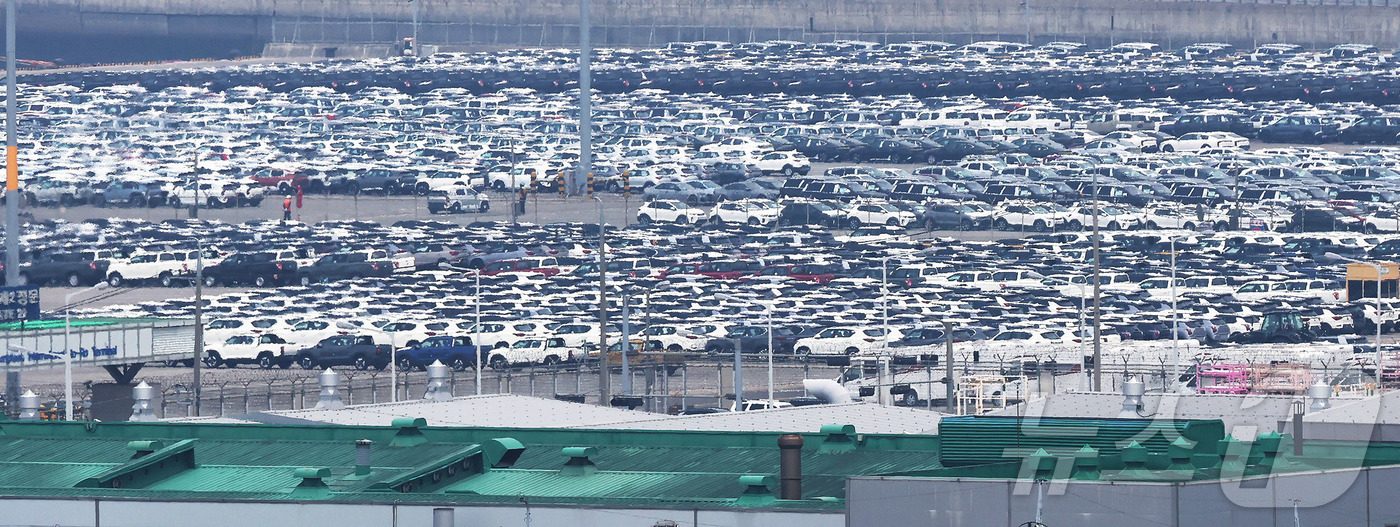 (평택=뉴스1) 장수영 기자 = 13일 경기 평택시 포승읍 평택항 자동차전용부두에 수출용 차량들이 세워져 있다.도널드 트럼프 미국 대통령이 지난 12일(현지시간) 투자 촉진을 위해 …