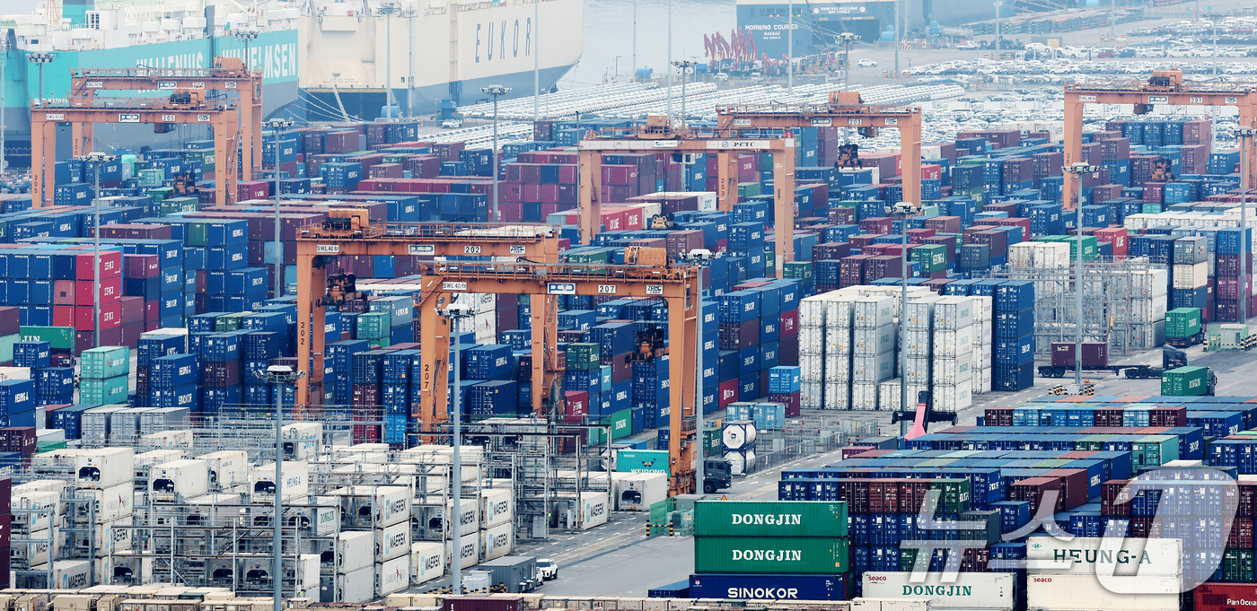 (평택=뉴스1) 장수영 기자 = 13일 경기 평택시 포승읍 평택항에 수출용 컨테이너가 세워져 있다.도널드 트럼프 미국 행정부가 50% 관세 부과 대상인 '철강 파생 제품'에 냉장고 …