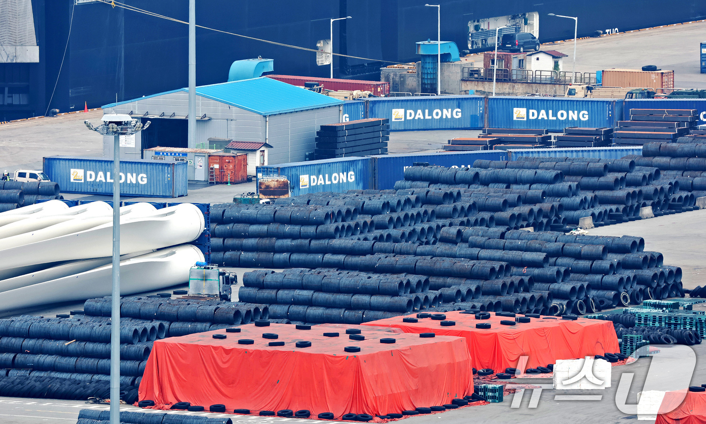 (평택=뉴스1) 장수영 기자 = 13일 경기 평택시 포승읍 평택항에 철강 관련 물품이 놓여져 있다.도널드 트럼프 미국 행정부가 50% 관세 부과 대상인 '철강 파생 제품'에 냉장고 …