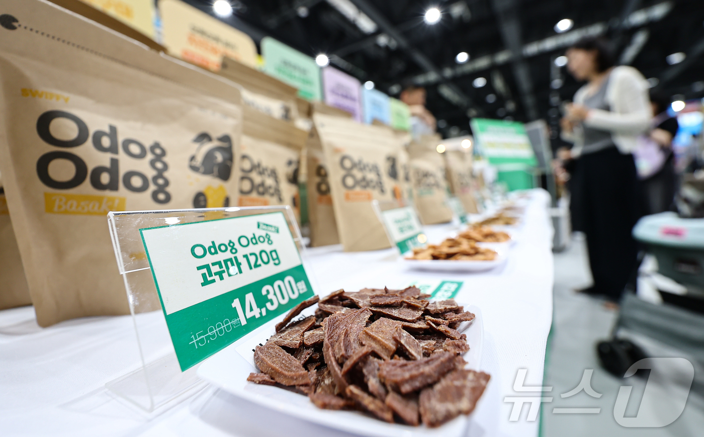 (서울=뉴스1) 김도우 기자 = 13일 서울 강서구 코엑스 마곡에서 열린 '2025 케이펫페어'에서 관람객들이 반려동물 간식을 살펴보고 있다.이번 전시회에는 반려동물 사료, 용품 …