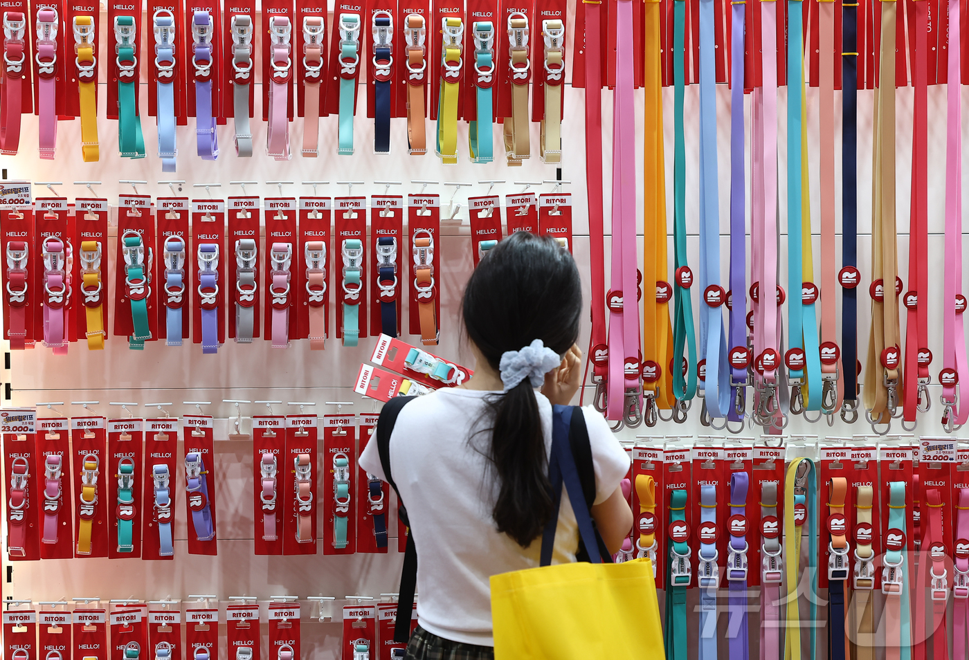 (서울=뉴스1) 김도우 기자 = 13일 서울 강서구 코엑스 마곡에서 열린 '2025 케이펫페어'에서 관람객들이 반려견 목줄을 살펴보고 있다.이번 전시회에는 반려동물 사료, 용품 등 …