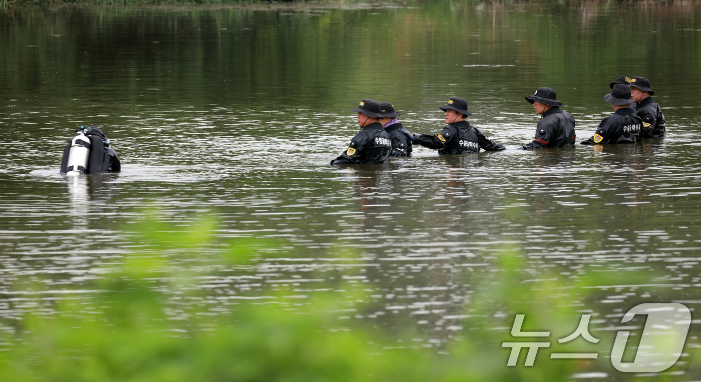 (청주=뉴스1) 김용빈 기자 = 경찰이 13일 충북 청주시 흥덕구 한 소류지에서 대구 스토킹 여성 살해 용의자 A 씨(40대)를 수색하고 있다.인근 야산에 설치된 폐쇄회로TV에 이 …