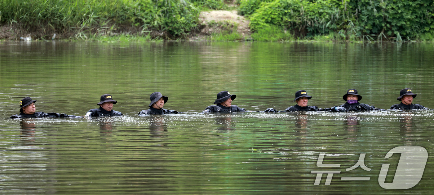 (청주=뉴스1) 김용빈 기자 = 수사 당국이 13일 충북 청주시 흥덕구 한 소류지에서 대구 스토킹 여성 살해 용의자 A 씨(40대)를 수색하고 있다.인근 야산에 설치된 폐쇄회로TV …