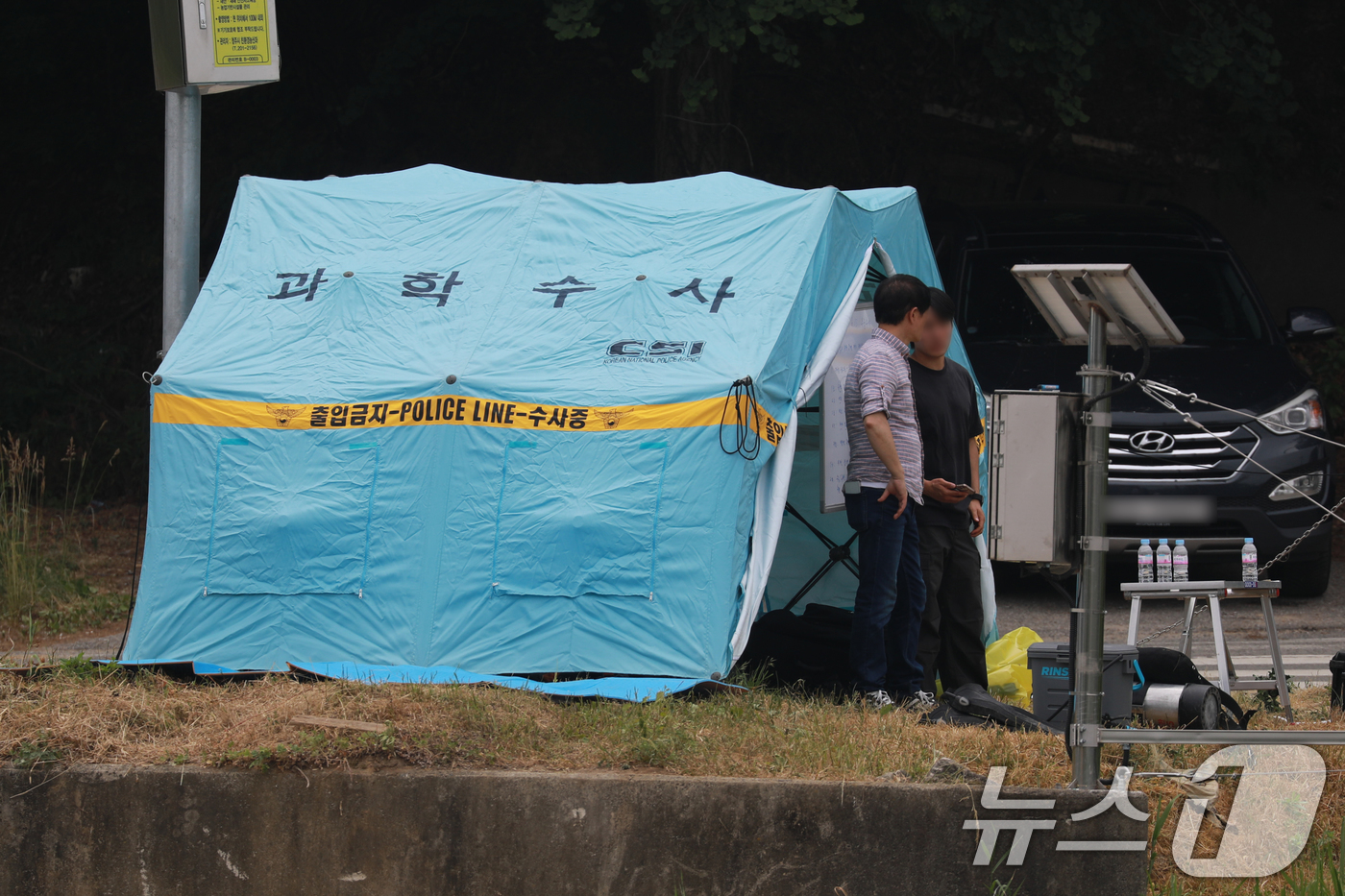 (청주=뉴스1) 김용빈 기자 = 수사 당국이 13일 충북 청주시 흥덕구 한 소류지에서 대구 스토킹 여성 살해 용의자 A 씨(40대)를 수색하고 있다.인근 야산에 설치된 폐쇄회로TV …