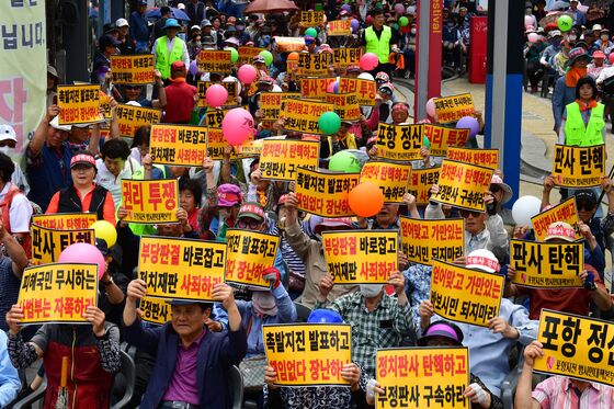 "촉발지진 정신적 피해보상하라"…포항서 토론회·궐기대회