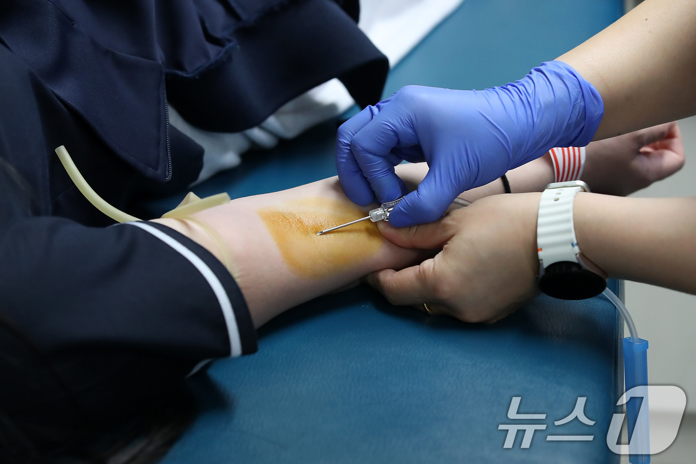 (대구=뉴스1) 공정식 기자 = 세계 헌혈자의 날을 하루 앞둔 13일 대구 달성군 현풍고등학교 학생들이 학교를 방문한 대한적십자사 대구경북혈액원 헌혈버스에서 헌혈에 동참하고 있다. …