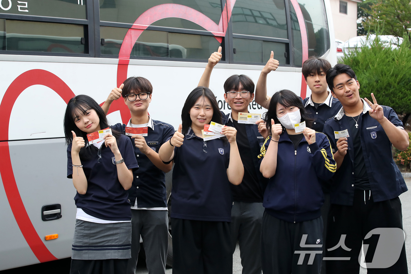 (대구=뉴스1) 공정식 기자 = 세계 헌혈자의 날을 하루 앞둔 13일 대구 달성군 현풍고등학교 학생들이 학교를 방문한 대한적십자사 대구경북혈액원 헌혈버스에서 헌혈에 동참한 고3 학 …