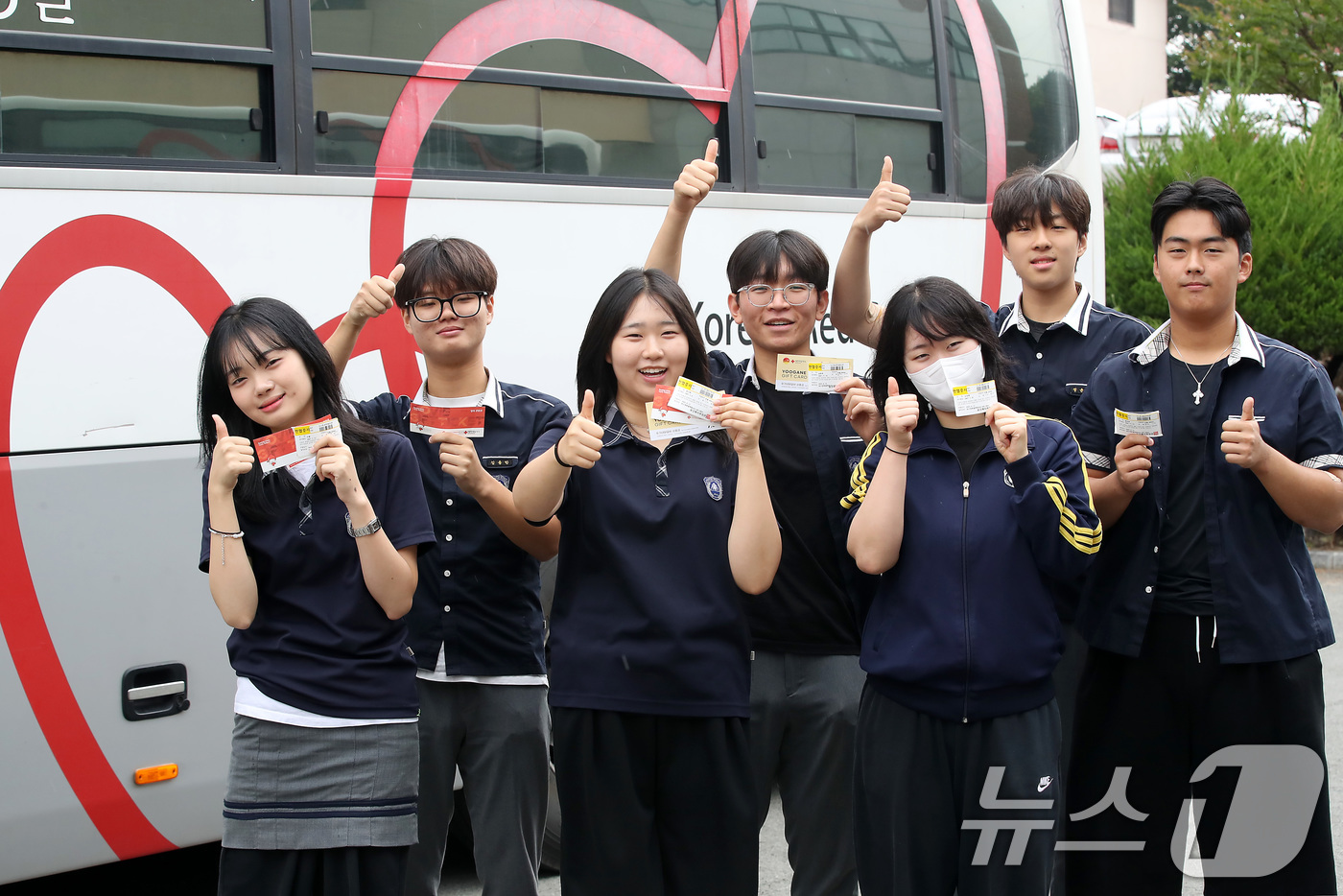 (대구=뉴스1) 공정식 기자 = 세계 헌혈자의 날을 하루 앞둔 13일 대구 달성군 현풍고등학교 학생들이 학교를 방문한 대한적십자사 대구경북혈액원 헌혈버스에서 헌혈에 동참한 고3 학 …