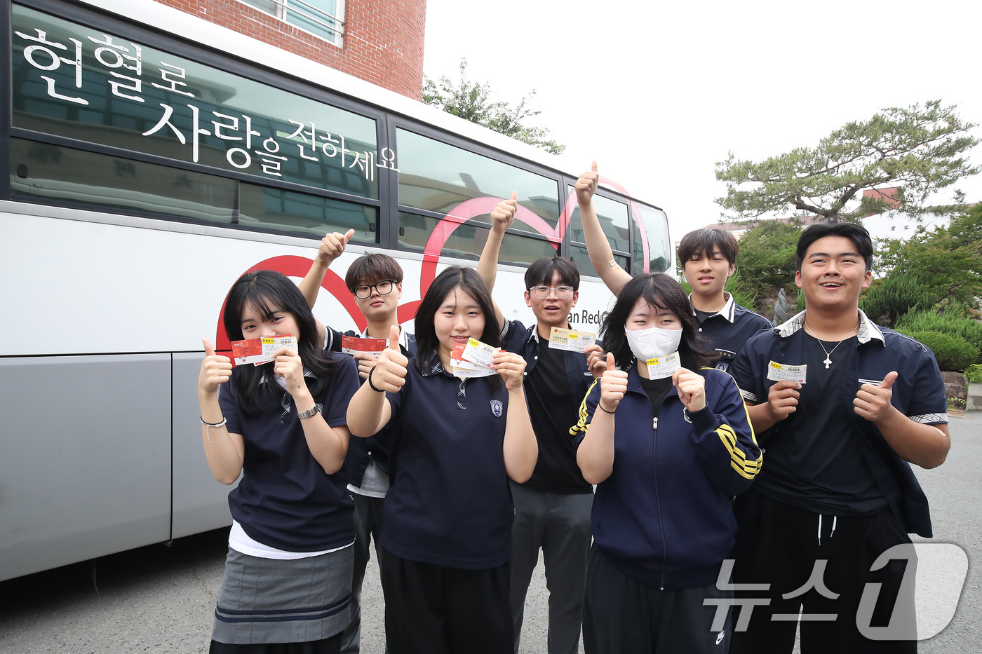 (대구=뉴스1) 공정식 기자 = 세계 헌혈자의 날을 하루 앞둔 13일 대구 달성군 현풍고등학교 학생들이 학교를 방문한 대한적십자사 대구경북혈액원 헌혈버스에서 헌혈에 동참한 고3 학 …