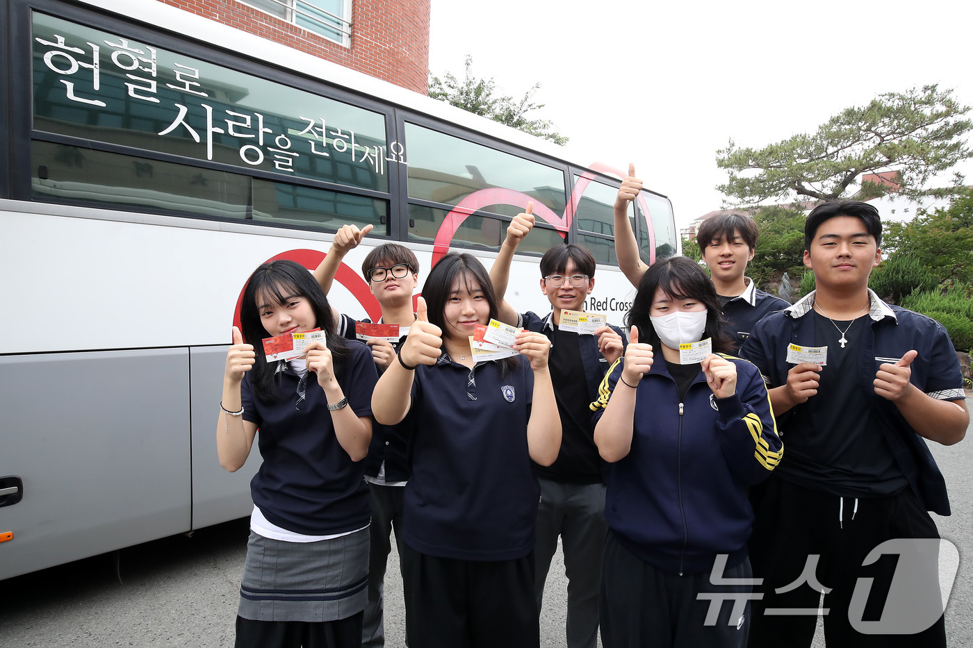 (대구=뉴스1) 공정식 기자 = 세계 헌혈자의 날을 하루 앞둔 13일 대구 달성군 현풍고등학교 학생들이 학교를 방문한 대한적십자사 대구경북혈액원 헌혈버스에서 헌혈에 동참한 고3 학 …