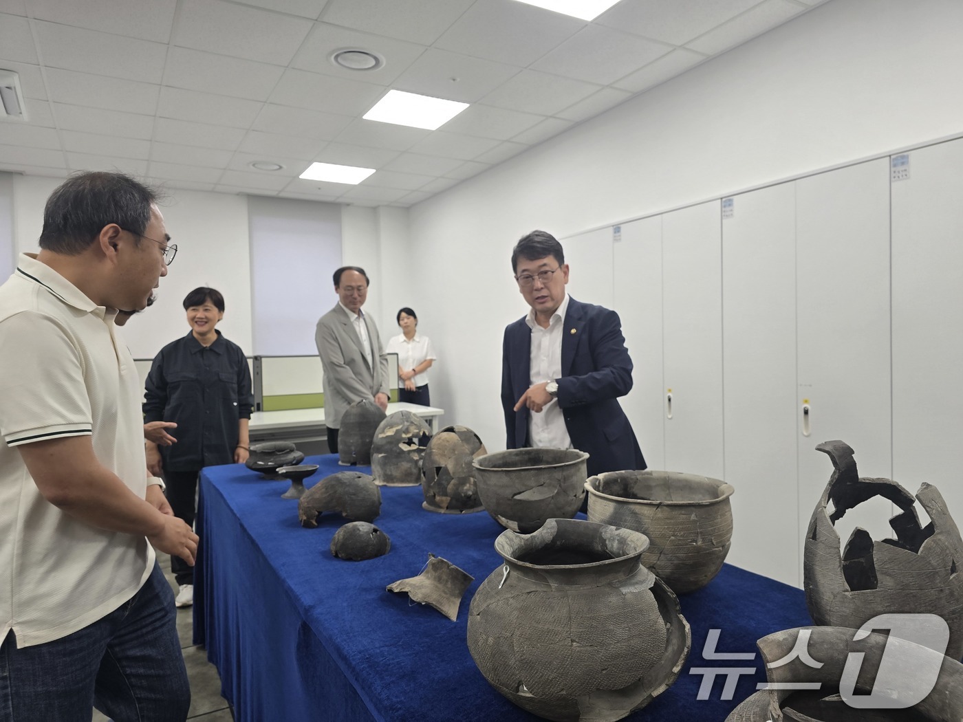 (서울=뉴스1) = 최응천 국가유산청장이 13일 경북 경주시 신라월성연구센터 숭문대를 찾아 월성에서 출토된 의례용 개 뼈를 관계자와 함께 살펴보고 있다. (국가유산청 제공. 재판매 …