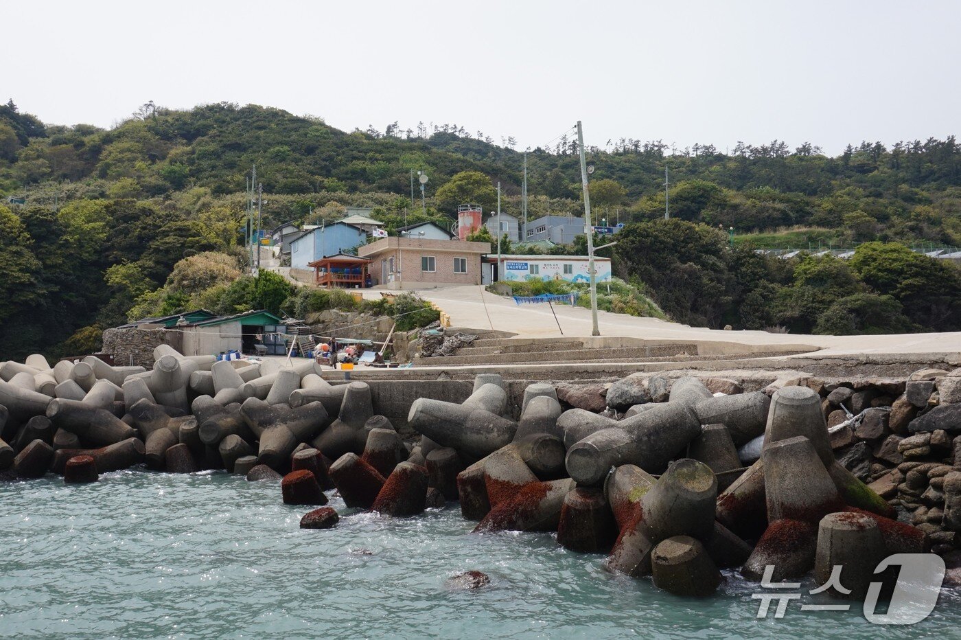 본문 이미지 - 눌옥도 선착장과 마을 전경.2025.6.13/뉴스1 ⓒ News1 조영석 기자