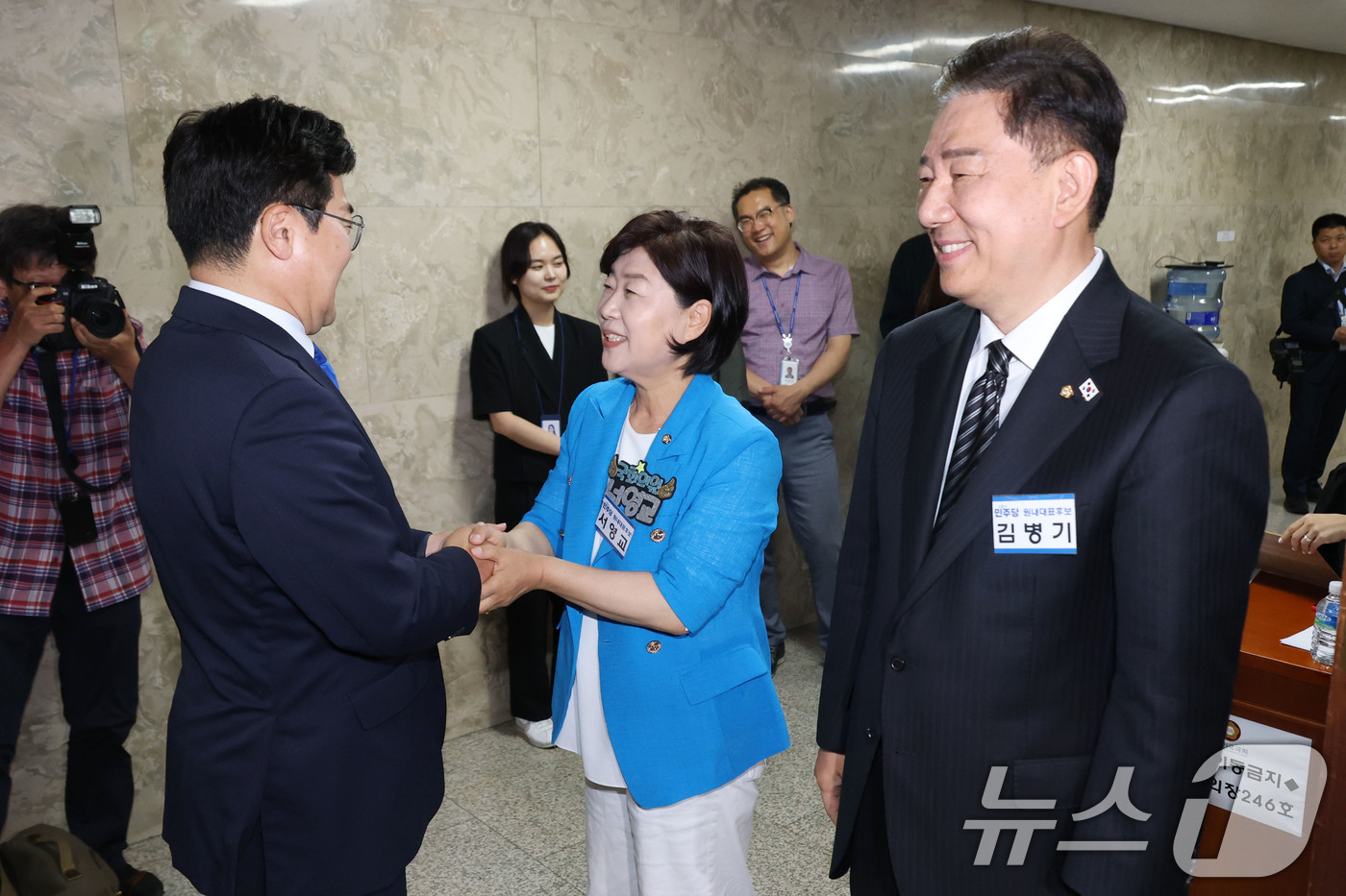 (서울=뉴스1) 이광호 기자 = 더불어민주당 서영교, 김병기 원내대표 후보가 13일 오후 서울 여의도 국회에서 열린 제2기 원내대표 선출 의원총회장 앞에서 박찬대 대표 직무대행 겸 …