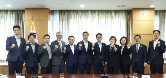 본문 이미지 - 김민석 국무총리 후보자가 13일 서울 종로구 통의동 금융감독연수원에 마련된 청문회 준비단 사무실에서 열린 밥상물가 안정을 위한 경청 간담회에서 참석자들과 기념촬영을 하고 있다. &#40;국무총리 후보자 인사청문준비단 제공. 재판매 및 DB 금지&#41; 2025.6.13/뉴스1 ⓒ News1 임세영 기자