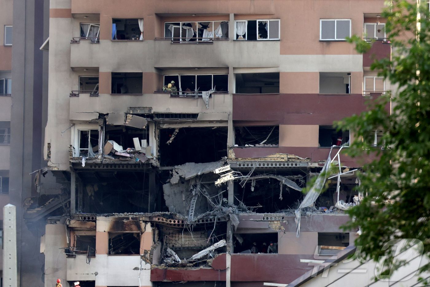 (테헤란 AFP=뉴스1) 신기림 기자 = 2025년 6월 13일 이란 수도 테헤란에서 구조대가 이스라엘 공습의 표적이 된 건물에서 작업하고 있다. 이스라엘은 13일 새벽 이란의 핵 …