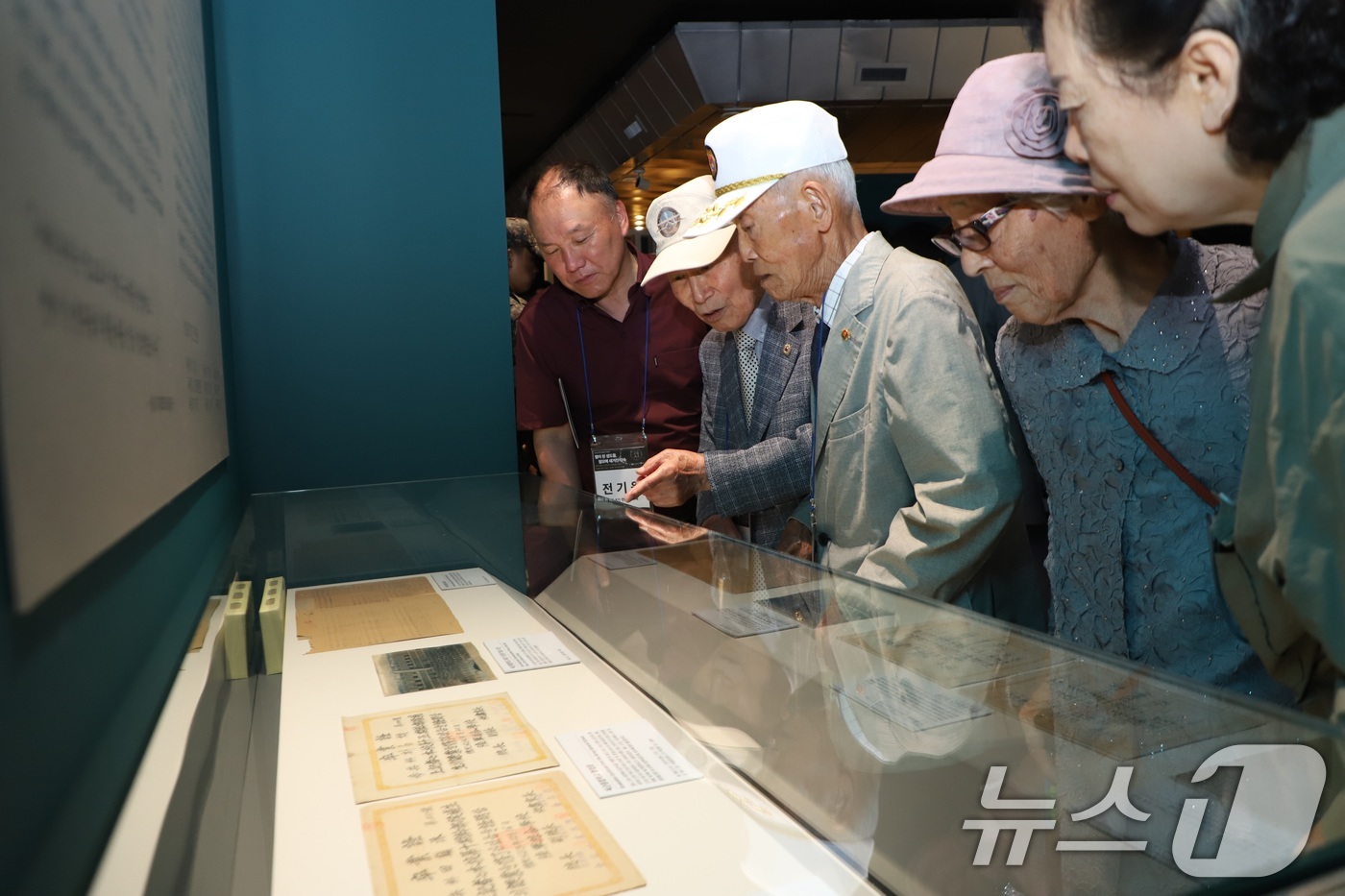 (서울=뉴스1) = 서울 노원구 육군사관학교 부속 육군박물관은 13일, 6.25전쟁 발발 75주년을 맞이하여 기념 특별전 '별이 된 생도들, 철모에 새겨진 약속' 제막식을 개최했다 …