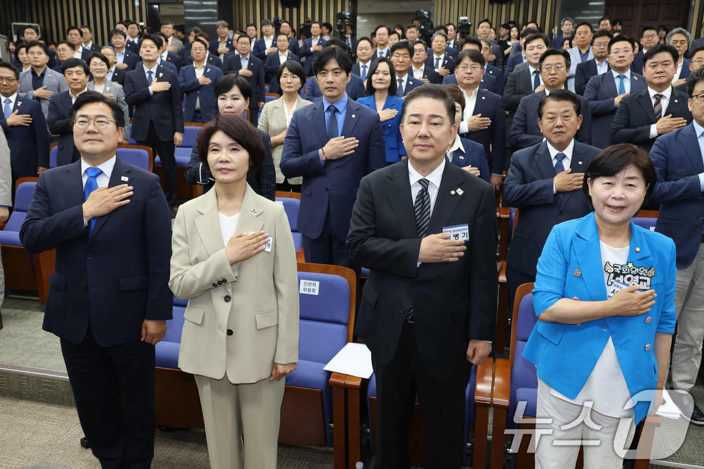 (서울=뉴스1) 이광호 기자 = 더불어민주당 김병기, 서영교 원내대표 후보와 박찬대 대표 직무대형 겸 원내표 등이 13일 오후 서울 여의도 국회에서 열린 제2기 원내대표 선출 의원 …
