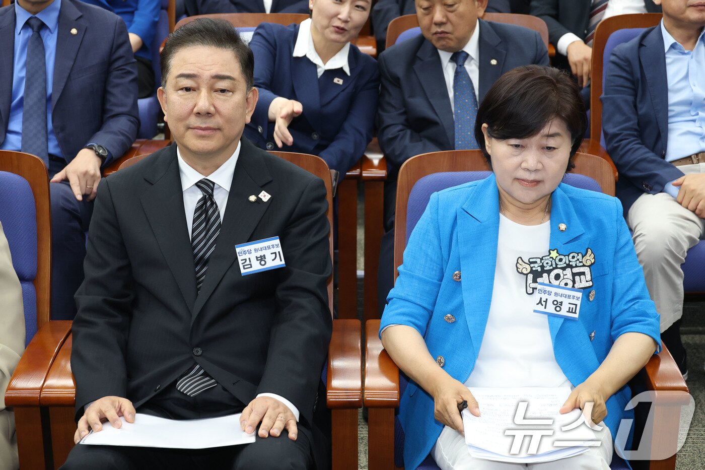 본문 이미지 - 더불어민주당 김병기, 서영교 원내대표 후보가 13일 오후 서울 여의도 국회에서 열린 제2기 원내대표 선출 의원총회에 참석해 있다. 2025.6.13/뉴스1 ⓒ News1 이광호 기자