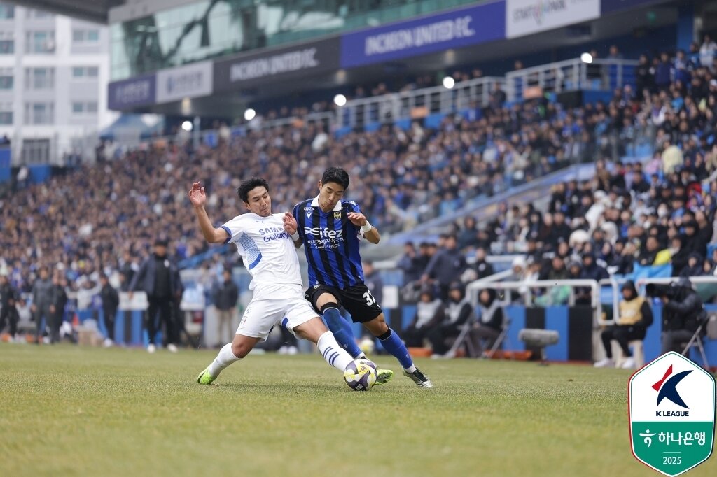 본문 이미지 - 인천과 수원의 지난 3월 경기 모습(한국프로축구연맹 제공) 