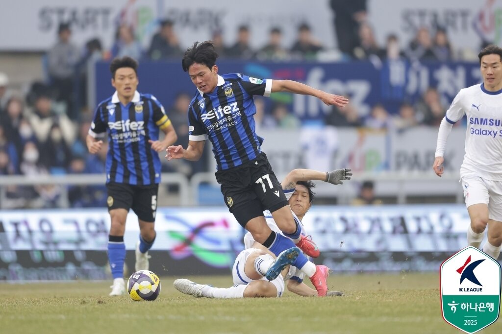 본문 이미지 - 인천과 수원의 지난 3월 경기 모습(한국프로축구연맹 제공)  