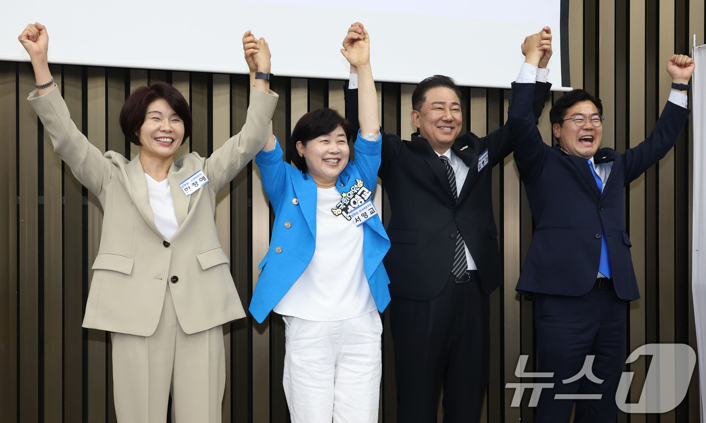 (서울=뉴스1) 이광호 기자 = 더불어민주당 김병기, 서영교 원내대표 후보와 박찬대 대표 직무대형 겸 원내표,한정애 선관위원장이 13일 오후 서울 여의도 국회에서 열린 제2기 원내 …