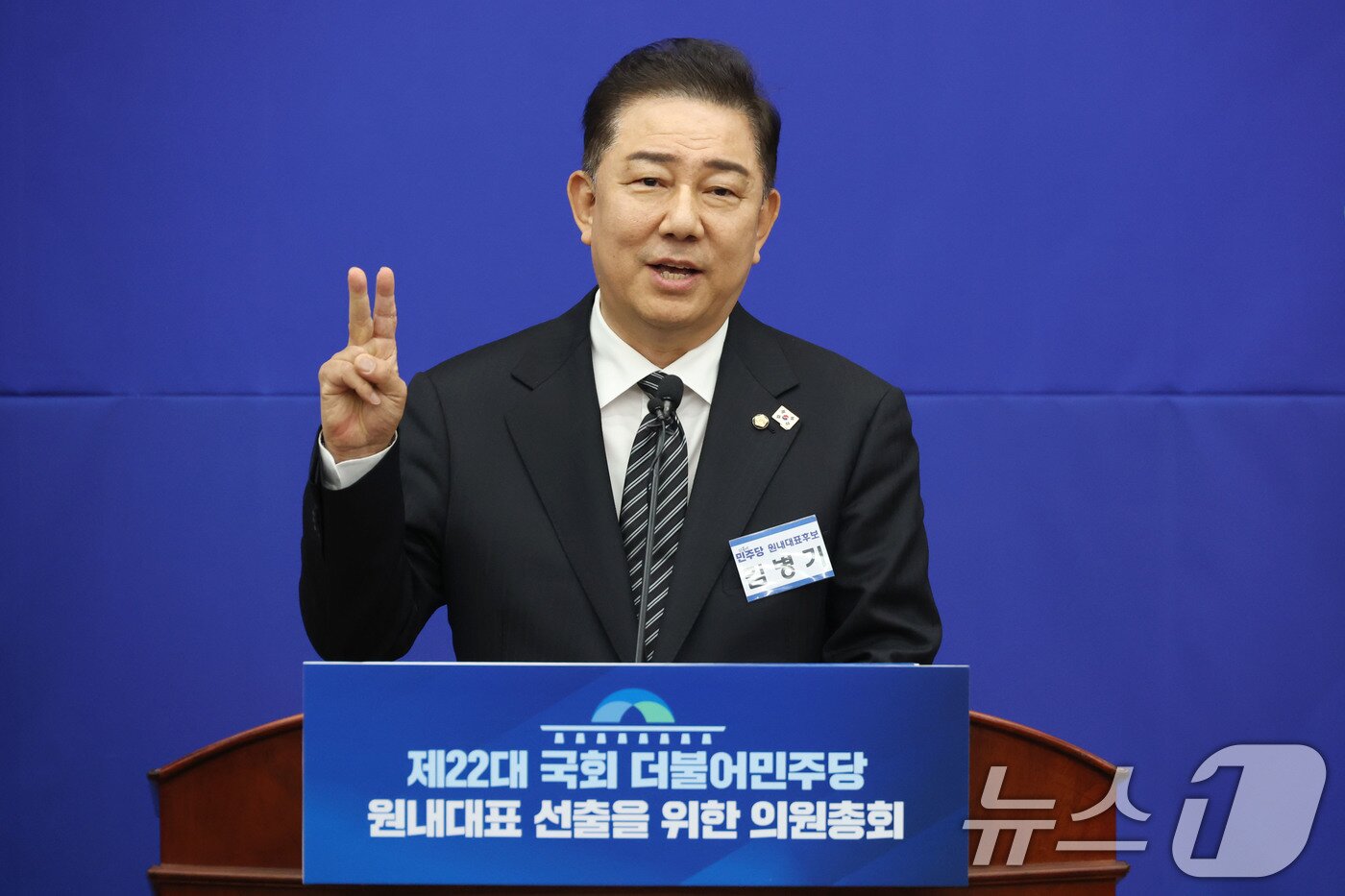 본문 이미지 - 김병기 더불어민주당 원내대표 후보가 13일 오후 서울 여의도 국회에서 열린 제2기 원내대표 선출 의원총회에서 정견발표를 하고 있다. 2025.6.13/뉴스1 ⓒ News1 이광호 기자