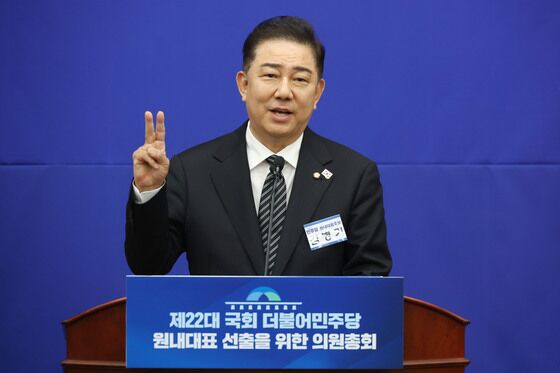 민주당 새 원내대표에 김병기…"부끄럽지 않게 업무 수행"
