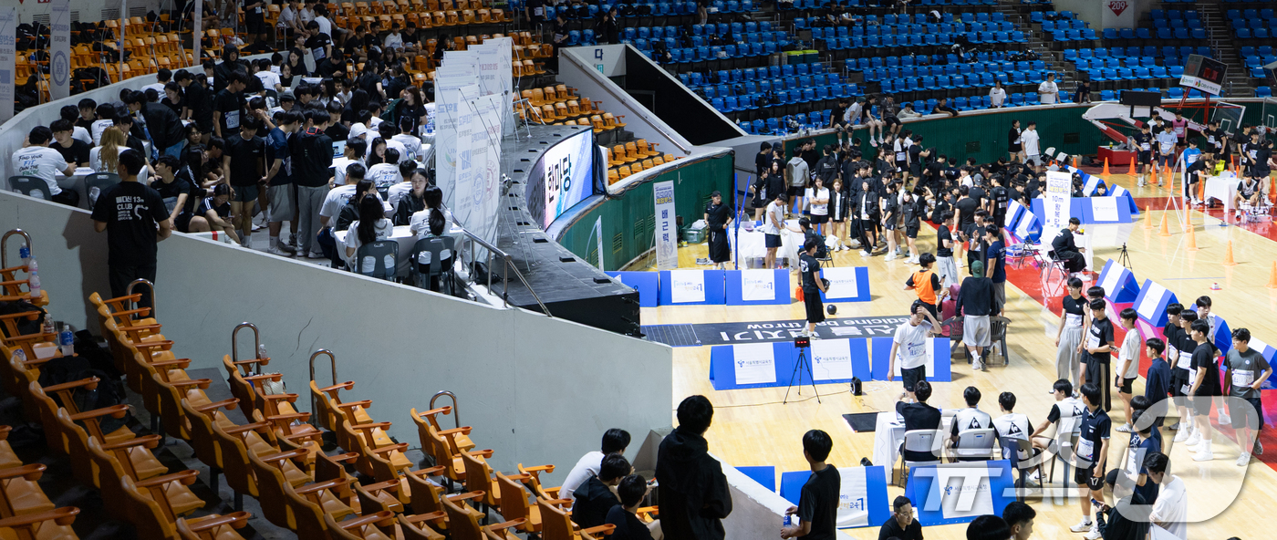 (서울=뉴스1) 이승배 기자 = 13일 서울 송파구 서울교육청 학생체육관에서 열린 '서울 미래체육인재 한마당'에 참여한 학생들이 종목별 모의 실기고사 및 체육대학 재학생 멘토링을 …