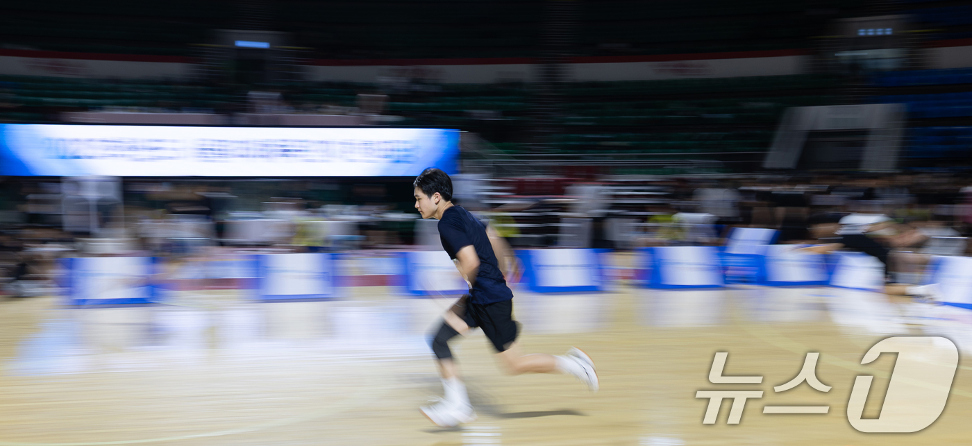 (서울=뉴스1) 이승배 기자 = 13일 서울 송파구 서울교육청 학생체육관에서 열린 '서울 미래체육인재 한마당'에 참여한 학생이 20M 왕복달리기 모의 실기고사를 치르고 있다.체육계 …