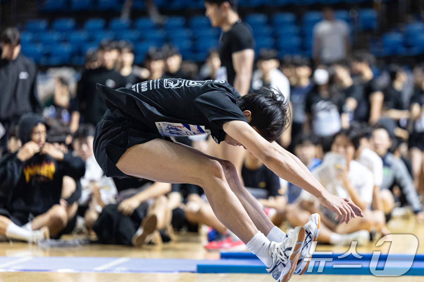 (서울=뉴스1) 이승배 기자 = 13일 서울 송파구 서울교육청 학생체육관에서 열린 '서울 미래체육인재 한마당'에 참여한 학생이 멀리뛰기 모의 실기고사를 치르고 있다.체육계열 대학 …
